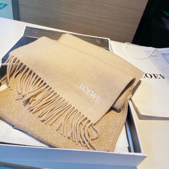 LOEWE's new cashmere and wool blended jacquard scarf - Picture 5 of 9